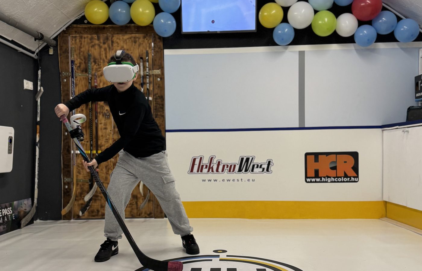 Játékos VR-szemüveggel egyéni jégkorongos mérési helyzetben
